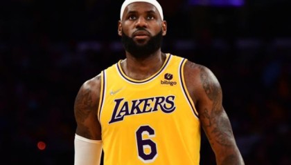 詹姆斯：防守需要全队努力 球队磨合不是冲麦片